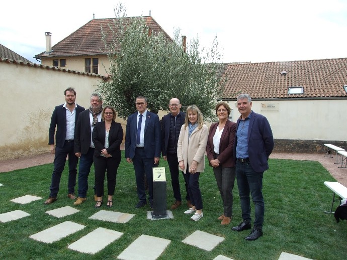 Photo souvenir devant la plaque commémorative