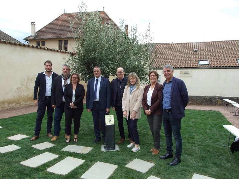 Photo souvenir devant la plaque commémorative