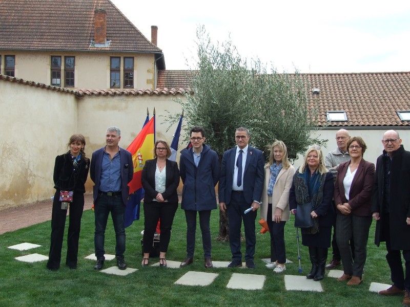L&#39;olivier planté pour célébrer l&#39;amitié franco-espagnole entre la Province de Palencia et le Département de la Loire